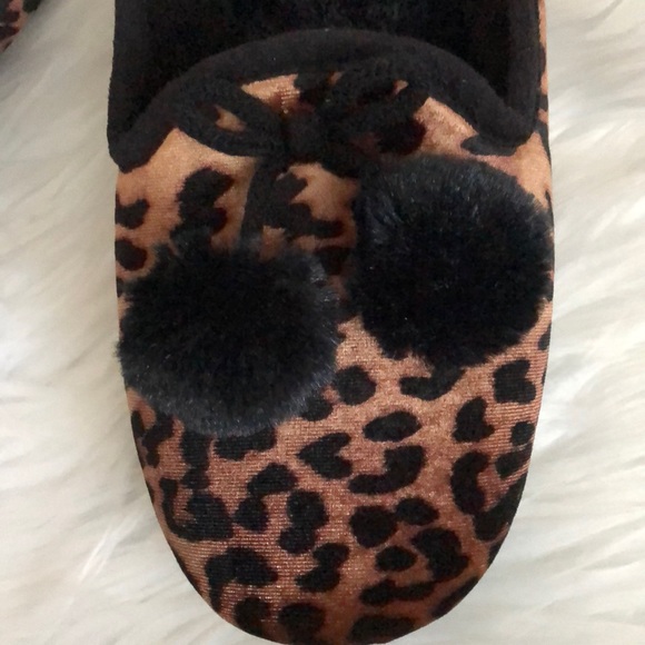NWT INC Cheetah Memory Foam Slippers - Picture 5 of 7